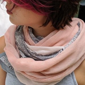 Gerinly scarf in peach hombre and grey print